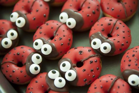 Ladybug Donuts Cool Donut Designs, Spring Donut Decorating, Fancy Donuts Ideas, Cute Donut Decorating Ideas, Donuts Decorating Ideas, Mini Donuts Ideas, Doughnut Decorations, Donat Glaze, Donut Decorating Ideas