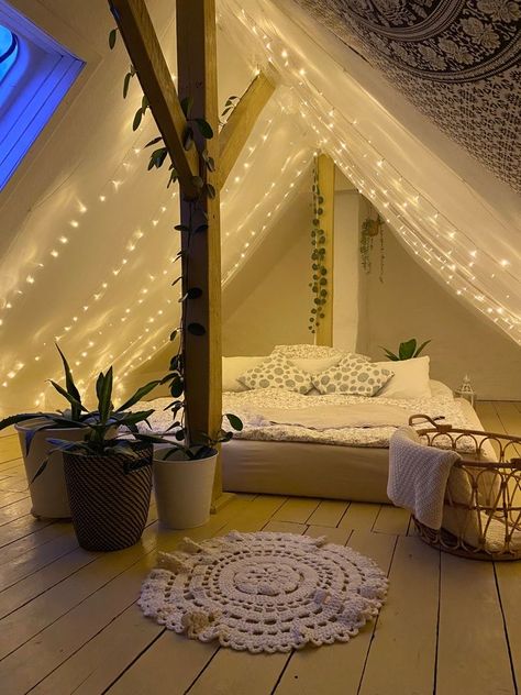 Attic Bedroom Ideas Angled Ceilings, Slanted Ceiling Bedroom, Loft Room Ideas, Room Attic, Cozy Bedroom Aesthetic, Small Attic Room, Bedroom Attic, Attic Bedroom Ideas, Attic Room Ideas