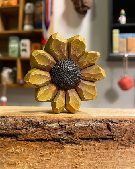 Fall Wood Carving, Sunflower Wood Carving, Wood Carved Flowers, Wood Carving Inspiration, Carved Flowers In Wood, Small Wood Carving Projects, Wood Engraving Art, Wood Carving Beginner, Dremel Wood Carving Ideas