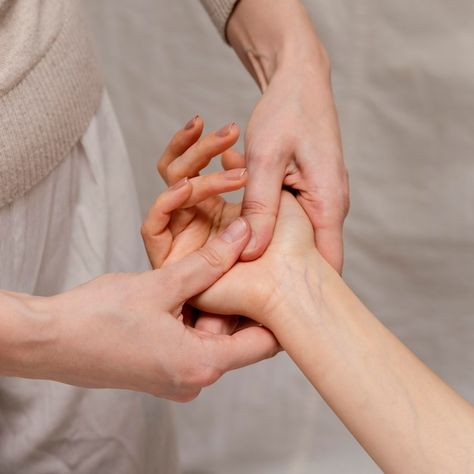 Close-up terapeuta massageando palma | Free Photo #Freepik #freephoto #terapia-alternativa #spa-massagem #massagem #spa Dry Needling, Face Tools, Hand Massage, Shiatsu Massage, Hand Therapy, Massage Room, Wound Care, Laser Therapy, Spa Massage