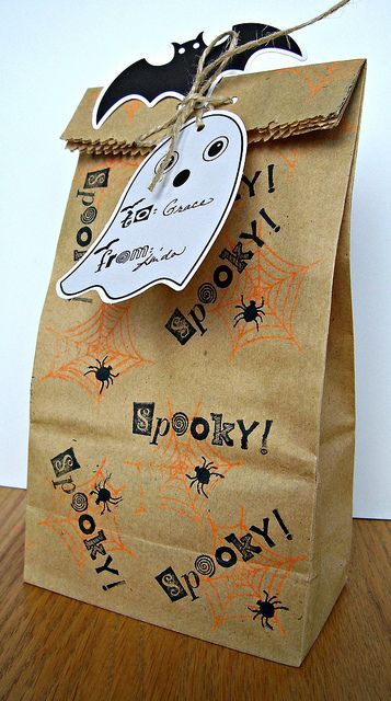 Diy Halloween Trick Or Treat Paper Bags, Halloween Brown Paper Bag, Brown Paper Bag Halloween Treat Bags, Spooky Halloween Gift Bag, Kid Halloween Treat Bags, Halloween Bags Diy, Halloween Treat Bags Diy, Halloween Gift Bag Tote, Halloween Classroom Decorations