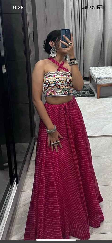 Navratri Outfit From Scratch, Backless Blouse Designs Navratri, Bandhni Choli Designs, Aesthetic Chaniya Choli, Navratri Clothes For Women, Navaratri Choli Design, Navratri Aesthetic Outfits, Navaratri Blouse Design, Navratri Dress Ideas