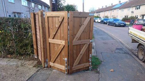 Bi-folding Gates in Welwyn Garden City Hertfordshire - Jarrett Fencing Folding Fence Gate, Bifold Driveway Gate, Bifold Gate, Folding Gates, Driveway Gate Diy, Drive Gates, Picket Gate, Wood Gates, Shed Plans 12x16