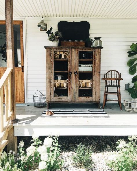 Farmhouse tour - love the porch with primitive cabinet Front Porches Ideas, Porches Ideas, Rustic Farmhouse Entryway, Country Porches, Trendy Farmhouse, Farmhouse Entryway, Primitive Homes, Country Porch, Eclectic House