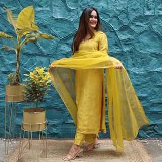 Bunaai (@bunaai) • Instagram photos and videos Yellow Churidar, Suit Organza, Mayon Dresses, Trendy Suits, Yellow Suit, Churidar Designs, Blue Cotton Dress, Buttercup Yellow, Kurta Style