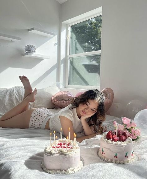 Decorate A Cake, Cute Birthday Pictures, 21st Birthday Photoshoot, Birthday Ideas For Her, Cute Birthday Ideas, Birthday Babe, 24th Birthday, 19th Birthday, 22nd Birthday