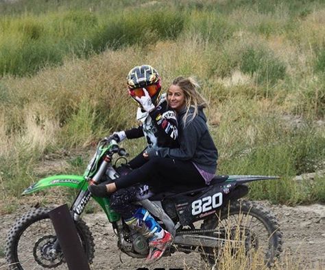 Dirt Bike Family Pictures, Dirt Bike Boyfriend, Motocross Couple Goals, Motocross Boyfriend, Motocross Girlfriend, Moto Couple, Dirt Bike Couple, Motocross Couple, Couple Motard