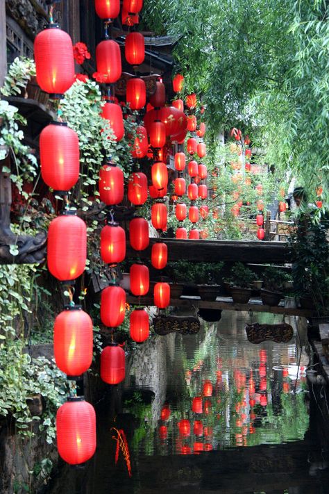 I wish that I could just close my eyes, get lost in my red dreams in lijiang and never have to open my eyes... Lanterns Hanging, Red Lanterns, Modern Resume Design, Yunnan China, Lijiang, Deco Nature, Anja Rubik, Chinese Garden, Red Lantern