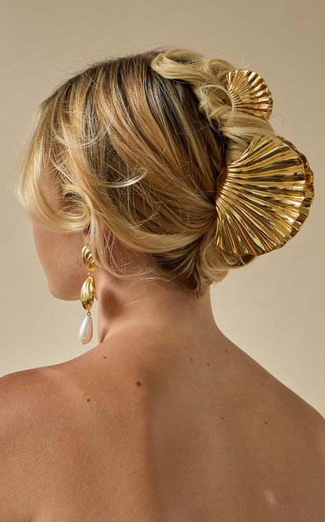 Our best selling Glossy Shell Claw Clip, now available in mini. Perfect for the thinner hair girlies, this mini claw clip is great for on the go or an easy updo. Plated in 14 karat gold, this chic and elevated claw clip instantly elevates any updo. Get ready to make a statement with our exclusive seashell design. Beachy Hair, Shell Design, Hair Accessories Gift, Hair Claws, Vintage Punk, Estilo Punk, Style Punk, Half Up Hair, Fashion Hair Accessories