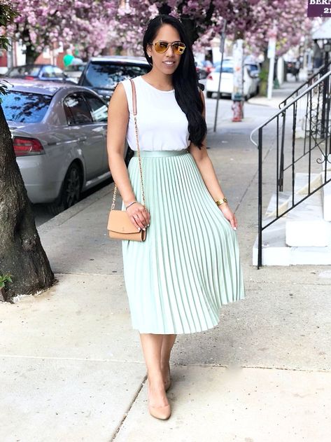 Mint Skirt Outfit, Green Pleated Skirt Outfit, Mint Midi Skirt, Skirt And White Top, Midi Skirt Outfits Summer, Pleated Midi Skirt Outfit, Green Skirt Outfits, High Waisted Skirt Outfit, Mint Skirt