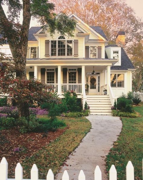 House With Large Garden, Colonial Craftsman House Exterior, Cute Aesthetic House Exterior, American Suburban House Floor Plan, Suburb House Aesthetic, Autumnal House Exterior, American Houses Aesthetic, 1990s House Exterior, Cute Exterior House