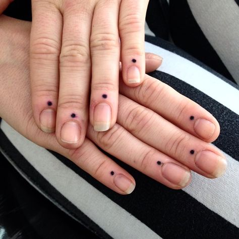 Four dot tattoos on fingers Finger Dot Tattoo, Dot Tattoo Meaning, Finger Meaning, Doe Tattoo, Tattoo Sonne, Tato Dengan Makna, Tato Jari, Cute Hand Tattoos, X Tattoo