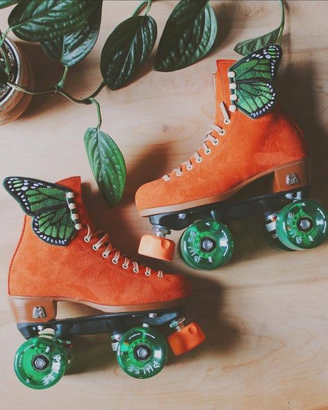 Roller Skate on Instagram: “@lunasibai_ skate setup 🌿 This color combo is beautiful. • #rollerskate #rollerskater #rollerskating #rollerskatewings…” Skates Aesthetic, Roller Skate Setup, Pretty Roller Skates, Roller Skate Storage, Roller Skate Fashion, Roller Skate Decorating Ideas, Roller Skates Design Ideas, Unique Roller Skates, Cool Roller Skates