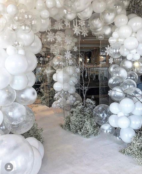 Winter Theme 18th Birthday, Winter Wonderland Party Balloons, Christmas Formal Decorations, Winter Party Balloons, Prom Winter Wonderland, White Winter Balloon Garland, Elegant Winter Wonderland Party, Snow Theme Quinceanera, Winter Wonderland Photo Booth Backdrops