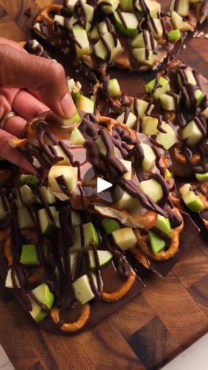 6.9K views · 233 reactions | Salted Caramel Apple Bark #caramelapple #dessertrecipe #easyrecipes #easycooking #easymeals #easydinner #easyfood | Craftaholic Thanksgiving Dessert Tray, Caramel Apple Bark, Apple Bark, Thanksgiving Food Crafts, Salted Carmel, Holiday Party Foods, Bark Recipe, Charcuterie Recipes, Chocolate Pretzels