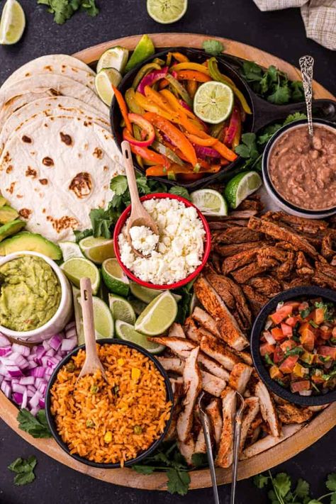 Mexican Charcuterie Table Ideas, Tex Mex Platter, Kickback Food Ideas For Adults, Pulled Pork Slider Bar Ideas, Fajita Charcuterie Board Ideas, Italian Food Board Ideas, Bunch Menu Ideas, Dinner Party Tacos, Mexican Grazing Table Ideas