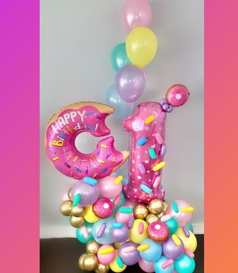 Donut Balloon Centerpieces, Donut Balloon Bouquet, Donut Balloon Garland, Donut Balloons, Balloon Stack, Donut Themed Birthday Party, First Birthday Balloons, Beautiful Balloons, Qualatex Balloons