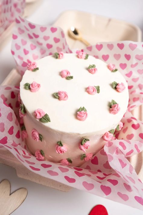 Mini Simple Cake, Round Bento Cake, Bento Box Cake Recipe, Decorated Mini Cakes, Summer Mini Cakes, Easy Bento Cake Design, Spring Bento Cake, Easy Cake Decoration Ideas, Mini Cakes Decorating Ideas