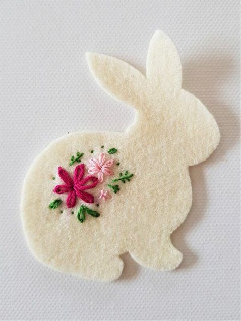 Felt Bunny Pattern, Felt Bunnies, Felt Easter Crafts, Bunny Sewing Pattern, Bunny Sewing, Easter Sewing, Felt Craft Projects, Felt Ornaments Patterns, Felt Animal Patterns