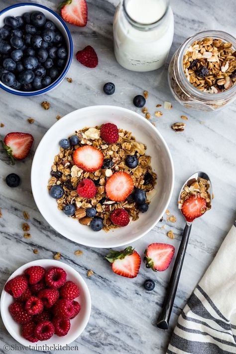 Healthy Food Photography, Mushroom Spinach, Food Flatlay, Plats Healthy, Breakfast Photography, Food Photography Inspiration, Snack Options, Think Food, Homemade Granola