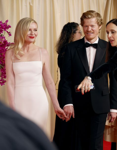 Kirsten Dunst Wore a '90s Minimalist Dress to the Oscars | Who What Wear UK Kirsten Dunst Now, Kirsten Dunst Style, Kristen Dunst, Fred Leighton, Oscars Red Carpet, Minimalist Dress, White Gown, Sofia Coppola, Minimalist Dresses