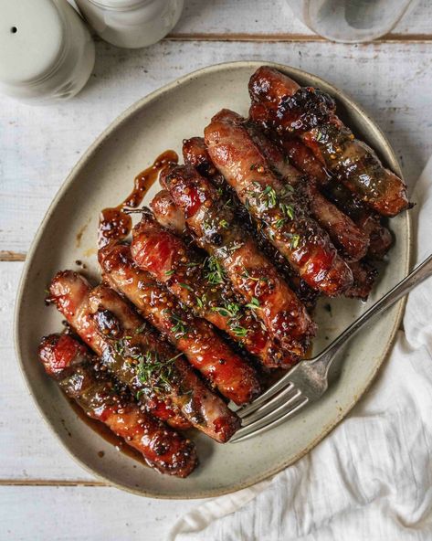 Irresistibly Sticky Pigs in Blankets: A Christmas Party Treat | Culinary Cartel Uk Christmas Dinner, Fancy Christmas Food, Festive Dinner Ideas, Gourmet Christmas Dinner, Christmas Dinner Meals, Friendsmas Food Ideas, Christmas Dinner Food Ideas, Christmas Dinner Sides Ideas, Glazed Pigs In A Blanket