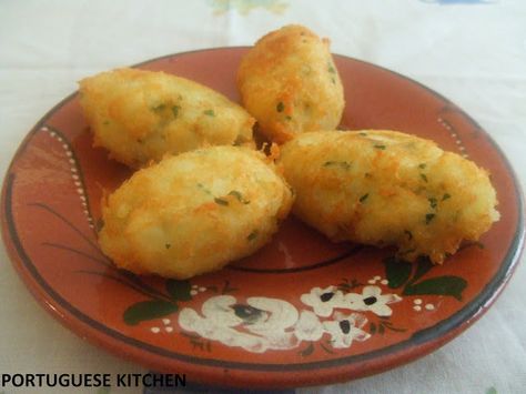 Portuguese Fish Cakes, Portuguese Cod Fish Cakes, Azores Recipes, Codfish Cakes, Portuguese Seafood, Portuguese Kitchen, Cod Fish Cakes, Portuguese Dishes, Cod Cakes