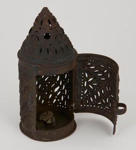 Medieval Lighting, Medieval Lantern, Medieval Candle, Medieval Camping, Medieval Items, Primitive Lighting, Old Lanterns, Diy Tent, Medieval Furniture