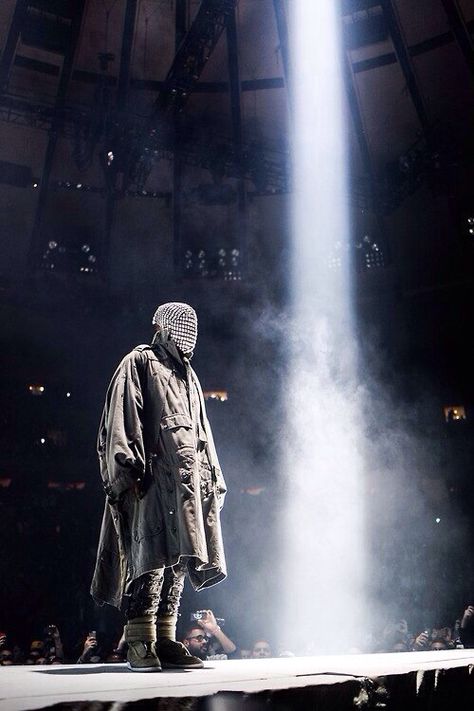 Kanye West Concert, Kanye West Wallpaper, Saint Pablo, Yeezus Tour, Kanye West Outfits, Cultura Hip Hop, Kanye West Yeezus, Yeezy Fashion, Concert Stage Design