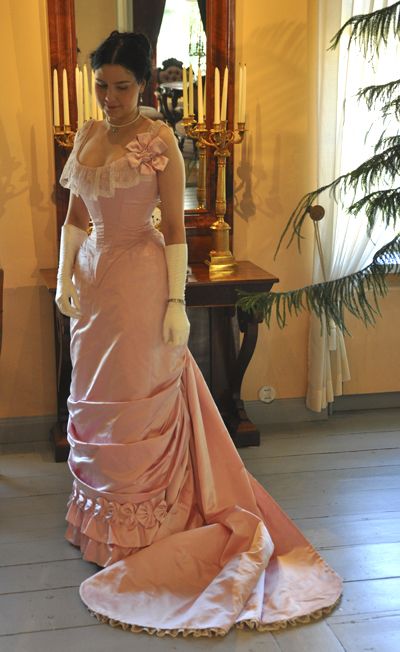 Before the Automobile: natural form era ball gown Victorian Evening Dress, Auguste Toulmouche, 19th Century Clothing, Period Dress, Old Fashion Dresses, 19th Century Fashion, Old Dresses, Natural Form, Century Clothing