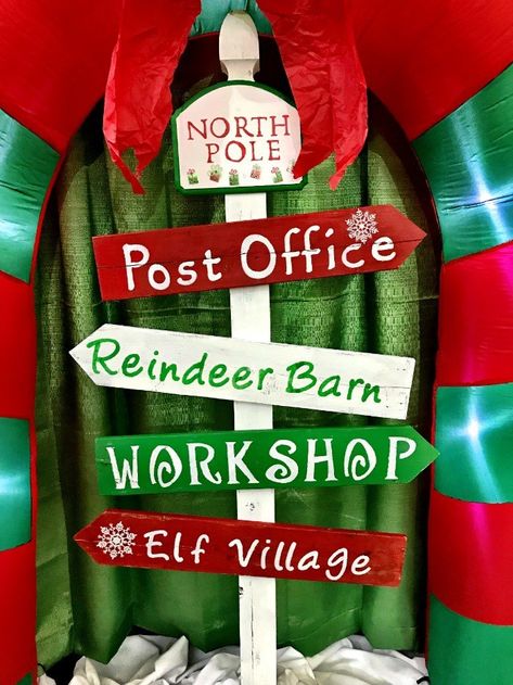 DIY North Pole Directional Sign - Live from Julie's House Diy North Pole, Breakfast With Santa, North Pole Sign, Christmas Door Decorating Contest, Christmas Signs Diy, Diy Breakfast, Santa Decor, Santa's House, Door Decorating Contest