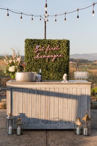 Bar Ideas For Party Drink Stations, Diy Portable Bar, Mobile Bar Ideas, Satellite Bar, Bar Themes, Bar Table Diy, Fun Calligraphy, Cocktail Bar Design, Mobile Bar Cart