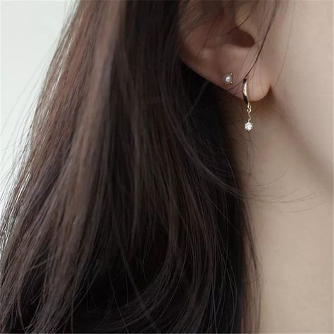 Minimalist Ear Piercings, خواتم خطوبة, Small Earrings Gold, Stud Earrings Women, Pretty Ear Piercings, Cool Ear Piercings, Gold Earrings Models, Jewelry Accessories Ideas, Jewelry Fashion Trends