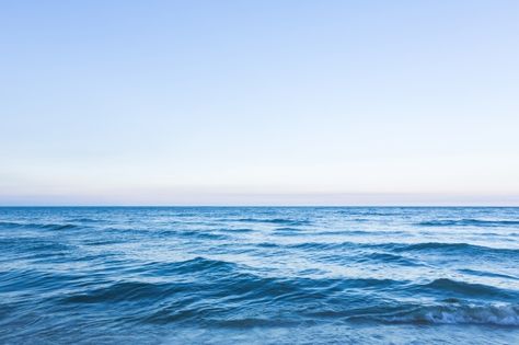 Fantastic seascape with ripples Free Photo | Premium Photo #Freepik #photo #water #light #wave #beach Photo Ciel, Bouquet Champetre, Ocean Backgrounds, Waves Photos, Sea Photo, Blue Sky Background, Surface Water, Ocean Landscape, Summer Backgrounds