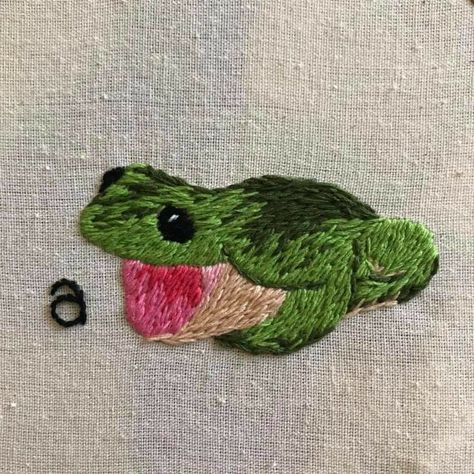 Class Rewards, Embroidery Painting, Sweatshirt Embroidery, Cute Embroidery, A Frog, 자수 디자인, Sewing Embroidery Designs, Hand Embroidery Art, Embroidery Ideas