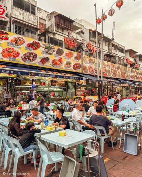 Jalan Alor, Guide to Kuala Lumpur's Famous Food Street - CK Travels Singapore Food Market, Jalan Alor Kuala Lumpur, Malaysia Street Food, Kuala Lumpur Food, Malaysia Resorts, Malaysia Tour, Malaysia Food, Singapore Architecture, Mall Food Court