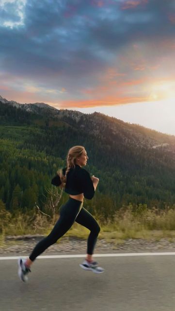 Running A 10k, Running Aesthetic Women, Running Photography Aesthetic, Strong Woman Photo, Running Aesthetic Photography, Running Inspiration Photos, Aesthetic Running Pictures, Running Motivation Aesthetic, Morning Run Aesthetic