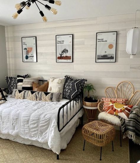 Guestroom With Daybed Spare Room, Small Rooms With Daybeds Ideas, Boho Daybed Ideas, Spare Room Hangout, Guest Bedroom Ideas Daybed Trundle Beds, Daybed Farmhouse Room Ideas, Vintage Daybed Room Ideas, Daybed Room Ideas Boho, Daybed Boho Room Ideas