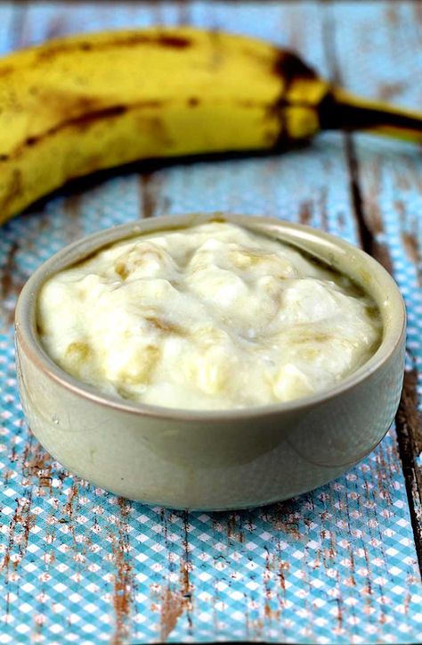 Banana Yogurt Face Mask DIY + Banana Face Mask Benefits Yogurt Face Mask, Banana Yogurt, Banana Face Mask, Recipe Banana, Homemade Moisturizer, Honey Face Mask, Tumeric Face Mask, Glowing Skin Mask, Green Tea Mask