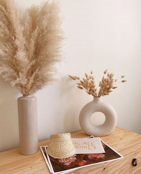 When choosing the height of your vase, I like to have my florals being around the same height as the vase. This will help you choose which to buy, and where you might want to put it in your home. photo is not owned by Pampas Gal. Shop Pampas Grass & Dried Floral Decor: www.pampasgal.com IG: @pampasgal Pompous Grass In Vase, Dried Pampas Grass Decor Living Room, Dried Floral Decor, Floor Vase Decor, Dried Pampas, Home Minimal, Pampas Grass Decor, Office Fit Out, Rustic Vase