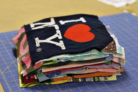 How to make a memory quilt from baby blankets, clothes and t-shirts. DIY tutorial 7 via lilblueboo.com Patchwork, T-shirt Quilts, Tshirt Quilt Diy, Tee Shirt Quilt, Baby Clothes Quilt, Tshirt Blanket, Tshirt Quilt, Diy Bricolage, Blanket Diy