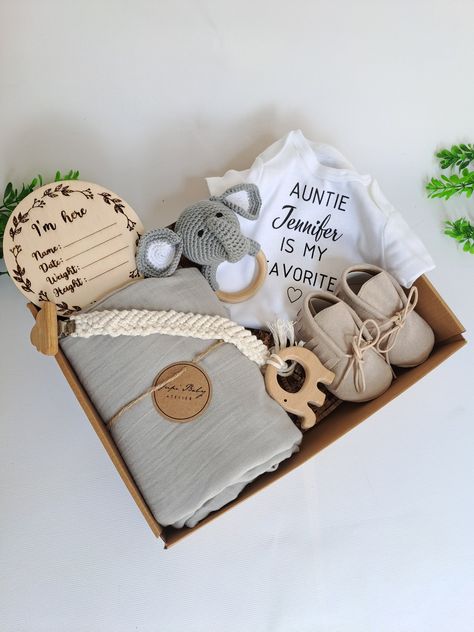 New Baby Gift Basket, Aunt Baby, Baby Aunt, Custom Baby Gift, Gender Neutral Baby Gifts, Muslin Baby Blankets, Custom Baby Gifts, Best Baby Shower Gifts, Baby Gift Basket