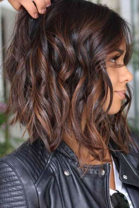 Le carré avec waves - Coupe carré 2019 : les coupes pour avoir la tête au carré Hair Cut, Brown Hair, Her Hair, A Woman, Hair, Black, Color