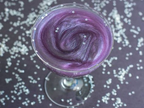 Halloween 'Galaxy Cocktail' - A Frighteningly Festive Recipe Prosecco Sangria, Galaxy Cocktail, Star Wars Drinks, Vodka Mixed Drinks, Sweet Cocktail, 30th Birthday Themes, Star Wars Food, Halloween Cocktail, Sangria Recipe