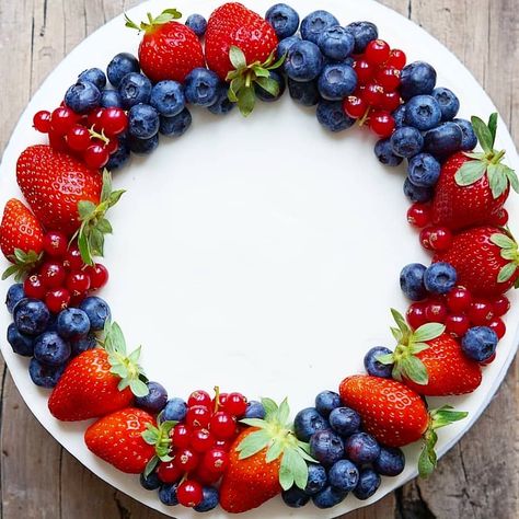 Strawberry Blueberry Cake Decoration, Decorate Cake With Fruit, Fruit On Cake Decoration, How To Decorate A Cake With Fruit, How To Decorate Cheesecake, Cake Decorating With Strawberries, Birthday Cake With Fruit Decoration, Cake Decorating With Fruit, Decorate Cheesecake