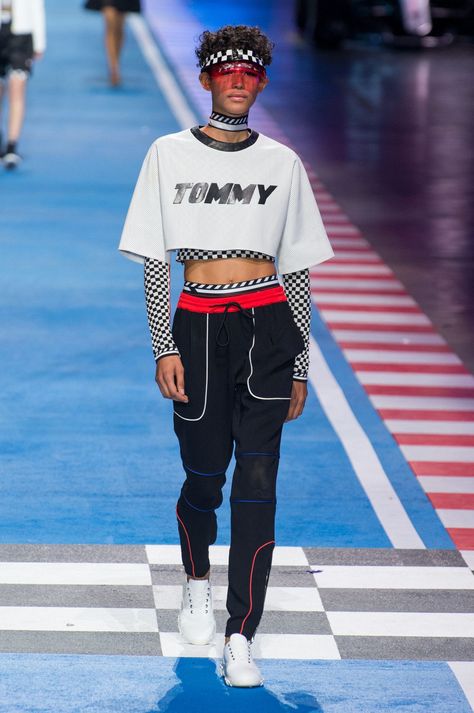 63 Looks From Tommy Hilfiger Spring 2018 MYFW Show – Tommy Hilfiger Runway at Milan Fashion Week Runway Fashion Looks, Racing Fashion, Tommy Hilfiger Fashion, Fashion Design Template, Moschino Dress, Races Fashion, Futuristic Fashion, 2018 Fashion, Sporty Outfits