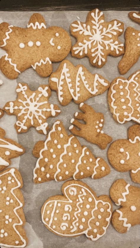 Tree Gingerbread Cookies, Gingerbread Cookie Tree, Gingerbread Trees, Christmas Pastries, Gingerbread Cookies Decorated, Christmas Cake Designs, Gingerbread Decorations, Christmas Arts And Crafts, Gingerbread Man Cookies