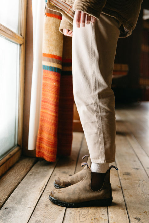 Blundstone Chelsea Boots- the perfect addition to any granola girl outfitw this winter. Blundstone Outfit Fall, How To Style Blundstone Boots, Blundstone Outfit Women, Blundstone Boots Outfit, Granola Girl Winter, Mom Boots, Blundstone Boots Women, Blundstone Women Outfit, Blundstone Outfits