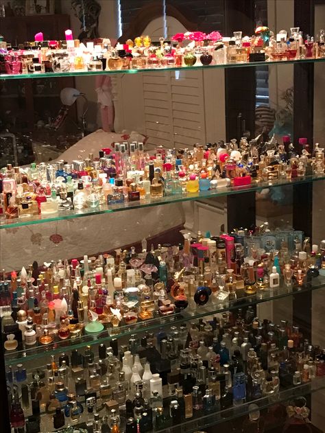 Perfume Collection Display, Koleksi Makeup, Koleksi Parfum, Penyimpanan Makeup, Makeup Beauty Room, Perfume Organization, Perfume Collection Fragrance, Victoria Secret Perfume, روتين العناية بالبشرة