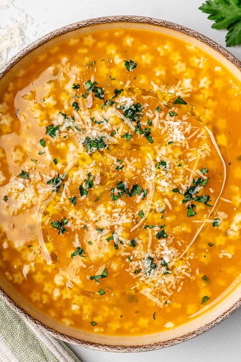 This Italian Pastina Soup has the power to soothe your soul. Ready in 25 minutes, with a simple broth that feels like a warm hug in a bowl! Italian Pastina Soup, Sugo Recipe, Italian Pastina, Emma Food, Pastina Recipes, Pastina Soup, Soup Simple, Tiny Pasta, Vegetable Noodles